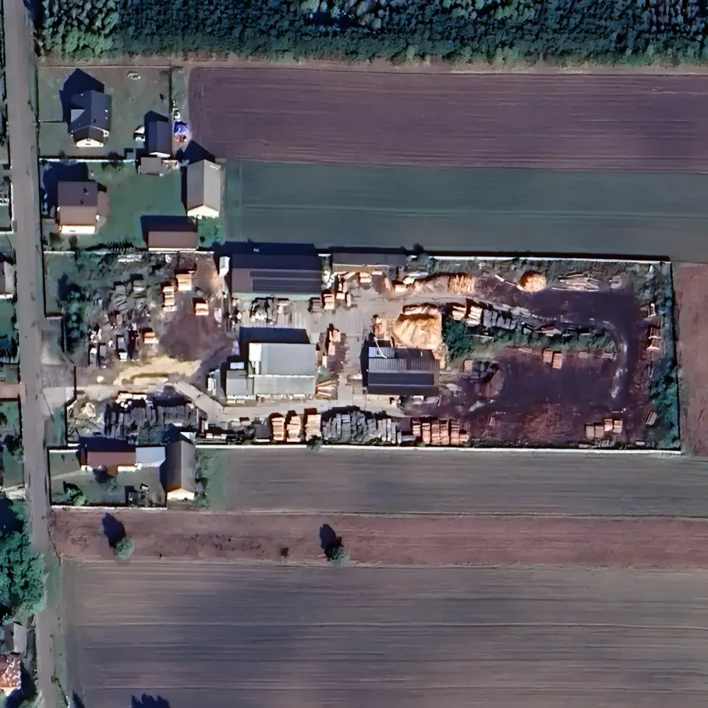 Pracownik tartaku przy nowoczesnej pile taśmowej